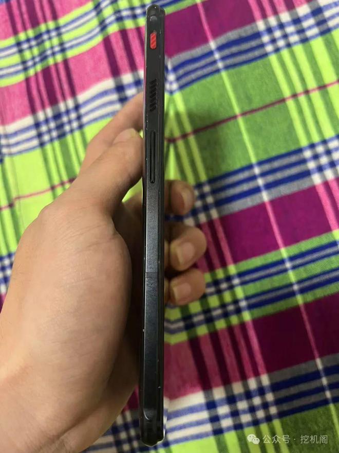1+165Hz屏！红魔7游戏机依然强悍CQ9电子平台450元=骁龙8Gen(图3)